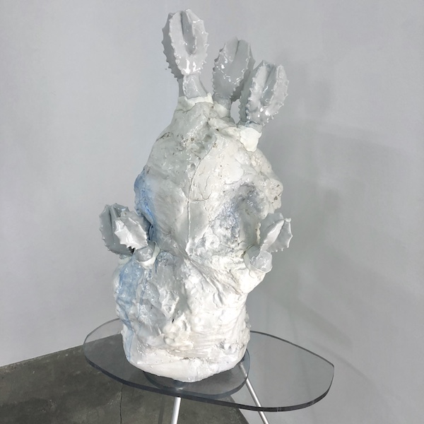 Lisa Kottkamp: Artificial Life II, 2020, Porzellan, Epoxidharz, Gips, Lack, 58 x 47 x 19 cm 

